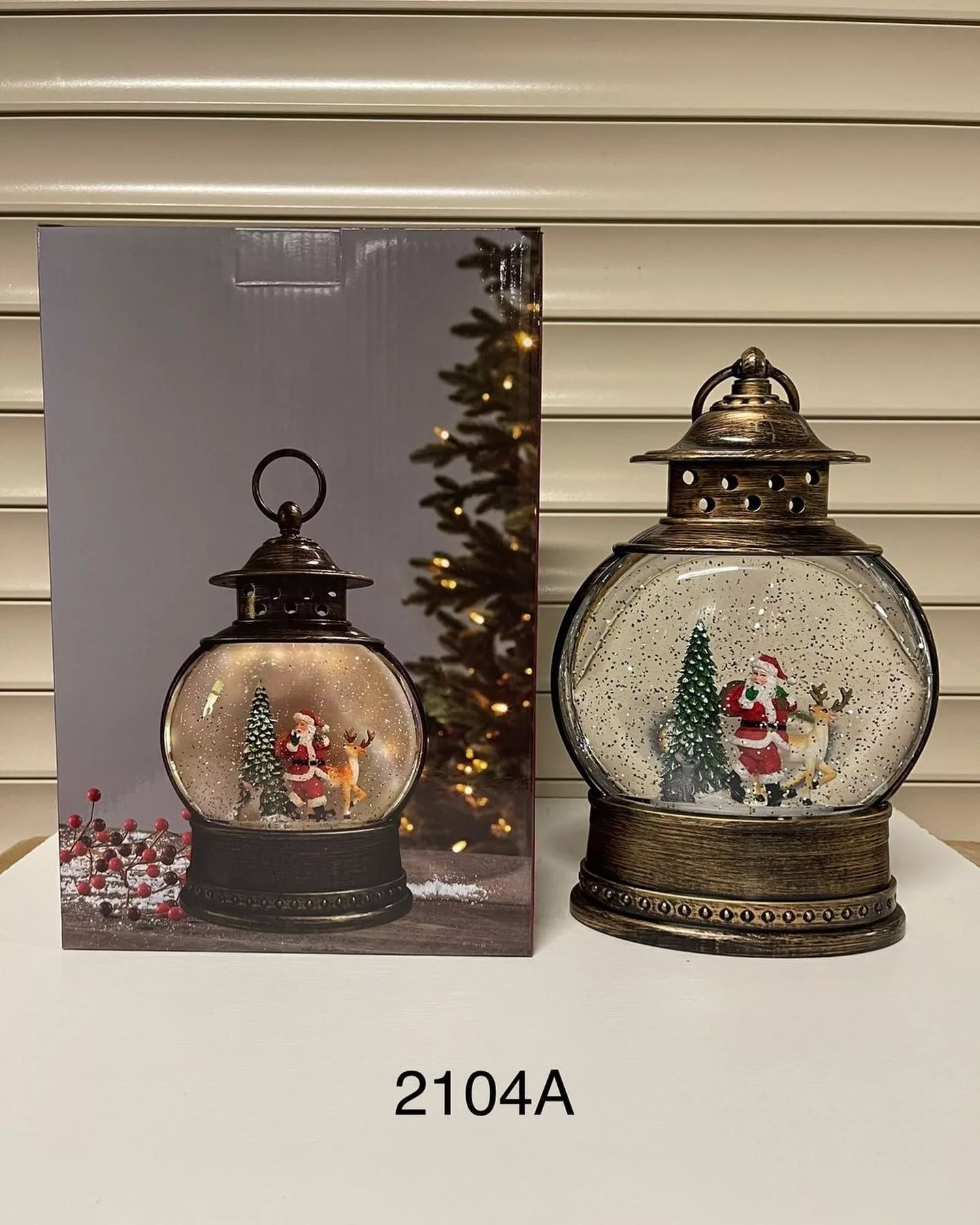 dekorativnyj-fonar-zamok-ded-moroz-s-olenem-2104a-01.webp